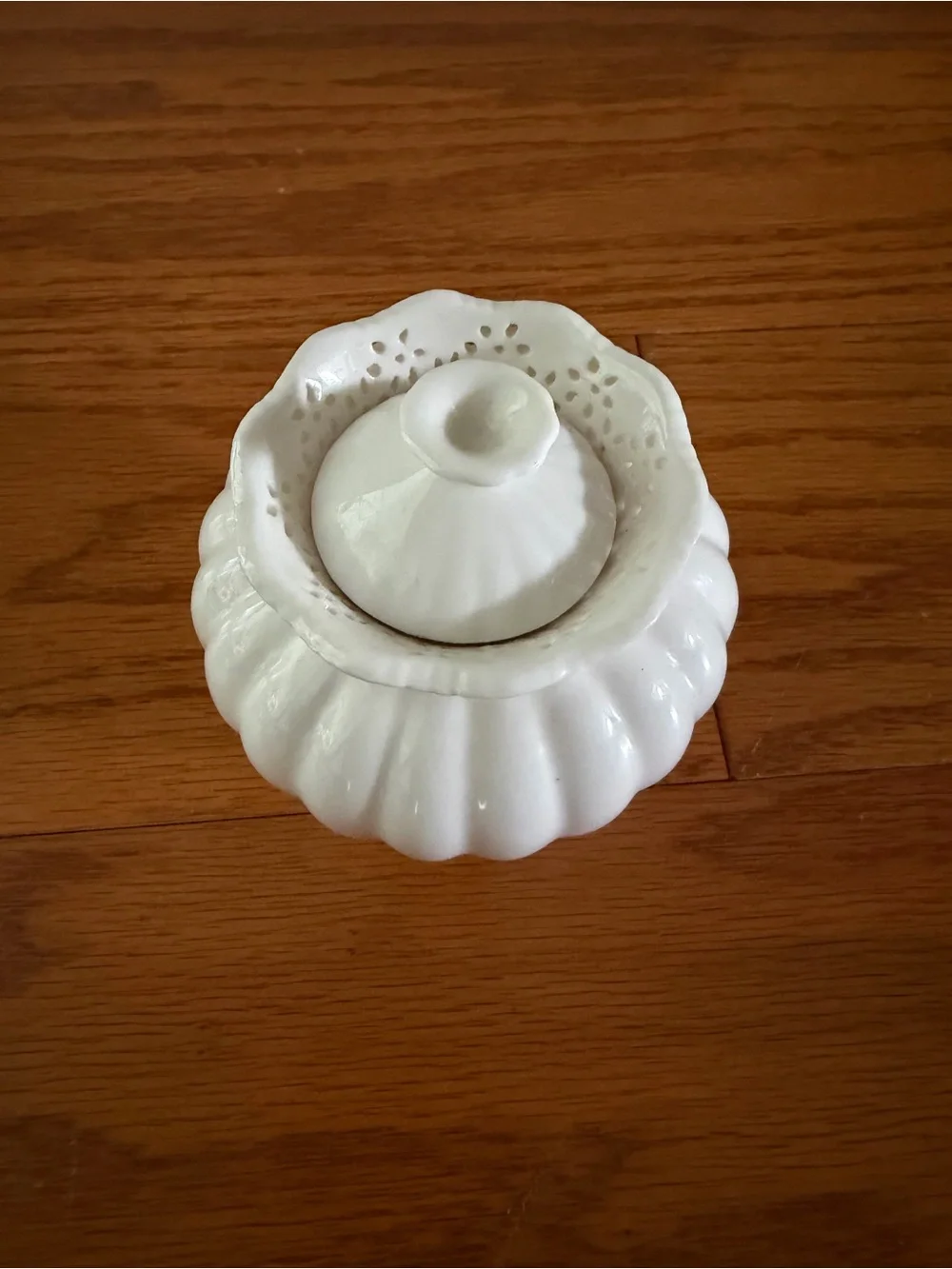 Graces teaware White Ceramic Scalloped Rim Decorative Vase small petal